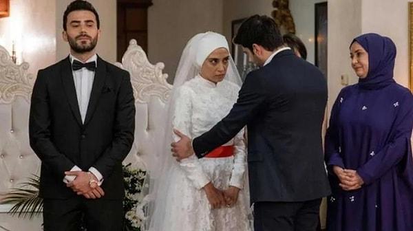 Sosyal medyayı çalkalayan Kızılcık Şerbeti dizisi gündemi de sarsmaya devam ediyor. Show Tv'nin sevilen dizilerinden olan yapım cephesinde sular durulmuyor.