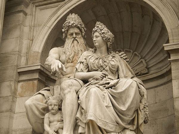 Hephaistos, tanrıların kralı Zeus ve kadınların tanrıçası Hera'nın oğlu olarak bilinir. Ancak bazı kaynaklara göre Hera'nın kendi başına hamile kaldığı ve Hephaistos'u doğurduğu söylenir.