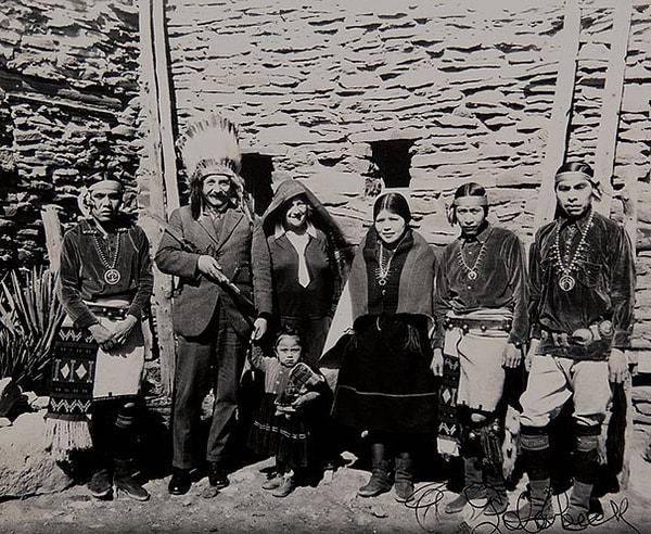 1. Albert Einstein, 1922'de yerel bir kabileyle Büyük Kanyon'da geleneksel bir başlık takarken: