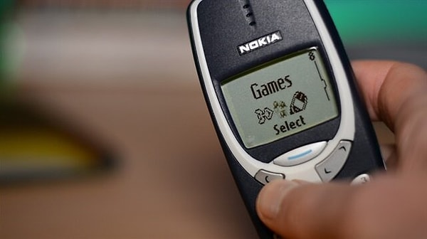 Neredeyse hepimizin evinde bir kere de olsa bulunmuş efsane telefon Nokia 3310, tekrardan kullanılmaya başlandı. Eski tuşlu cihazın araba çalmak için kullanıldığı ortaya çıktı.