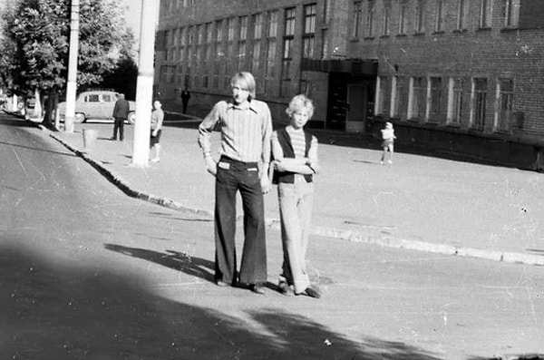 10. Брюки клеш с горизонтальными передними карманами. Была такая мода в 70-ых