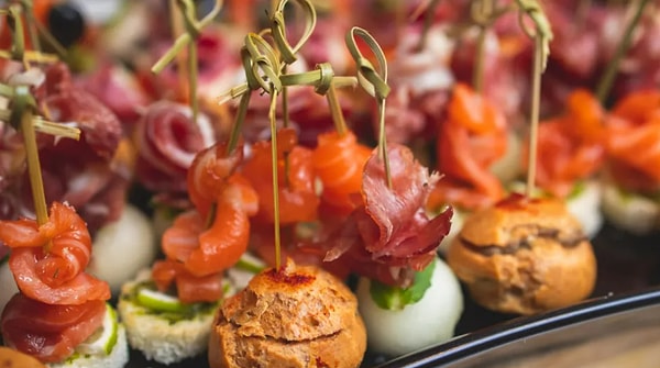 3. Какую еду вы бы выбрали с этого шведского стола?