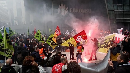 Fransa'da Protestolar Büyüyor: Göstericiler Garları ve Borsayı Bastı