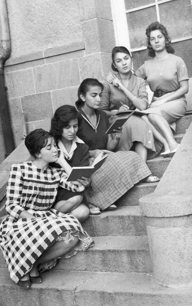10. Ankara Devlet Konservatuvarı öğrencileri tarihi binasının merdivenlerinde. (1960'lar)