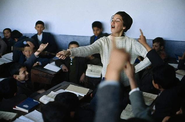 12. Nan Borton isimli Amerikalı bir gönüllü, Antakya'da bir okulda, heyecanlı öğrencilere İngilizce öğretiyor. (1964)