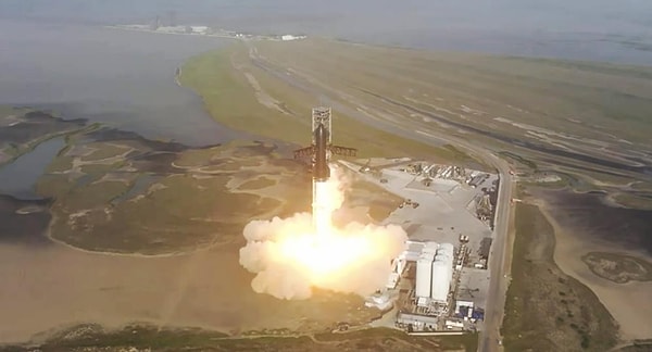 Starship'i yörüngeye göndermek üzere 17 Nisan'da yapılması planlanan fırlatma teknik arıza nedeniyle ertelenmişti. Güç aldığı Super Heavy roketi ile birlikte yerel saatle 08.20'de ABD'nin Texas eyaletindeki SpaceX Starbase Üssü'nden yörüngeye gönderilmesi hedeflenen Starship uzay aracı, ilk yörünge testine başlayamamıştı.