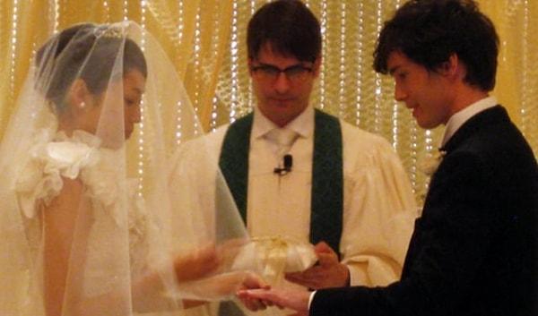 21. 90'lı ve 2000'li yılların başında düğünde beyaz tenli rahip bulundurmanın moda olduğu bir Japon düğününden kare👇