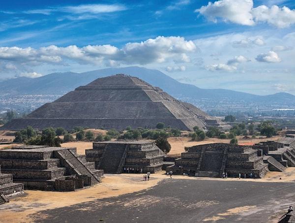 Teotihuacán MS 550 tarihinde oldukça gizemli bir şekilde çöktü.