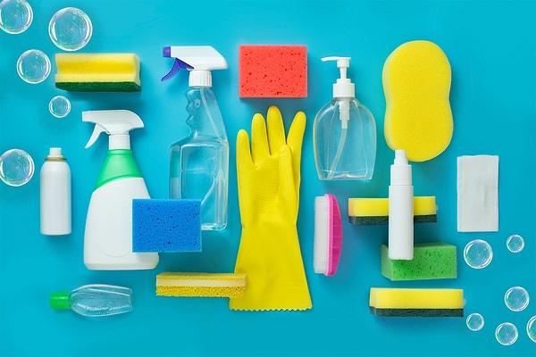 Tuvaletinizi temizlerken kimyasal çözümler mi doğal çözümler mi kullanacağınıza karar vermeniz gerekiyor. Hızlı bir temizlik mi yoksa daha sağlıklı bir temizlik mi yapmak istediğinizi seçerek hangi çözümün sizin için daha iyi olacağına karar verebilirsiniz.