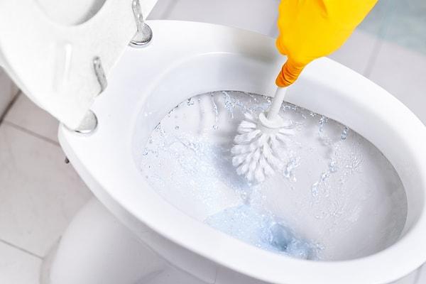 Tuvaletinizi temizlerken ilk önce kullanabileceğiniz doğal yöntemlerden bahsedelim...