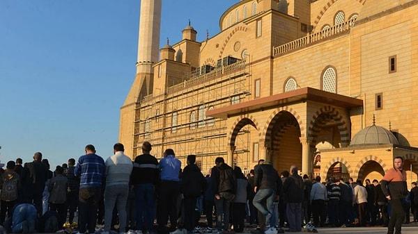 Kahramanmaraş merkezli 6 Şubat’taki 7,7 büyüklüğündeki depremlerden sonra ilk Ramazan Bayramı namazı kılındı. Depremde hasar alan Abdülhamid Han Camii’nde kılınan bayram namazına yoğun katılım vardı.