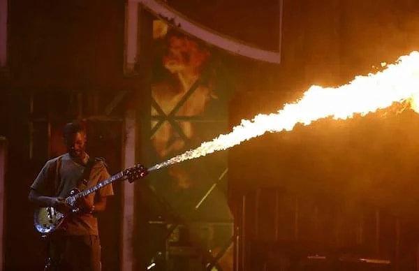 6. Дополнительные спецэффекты музыкантам еще никогда не мешали)))