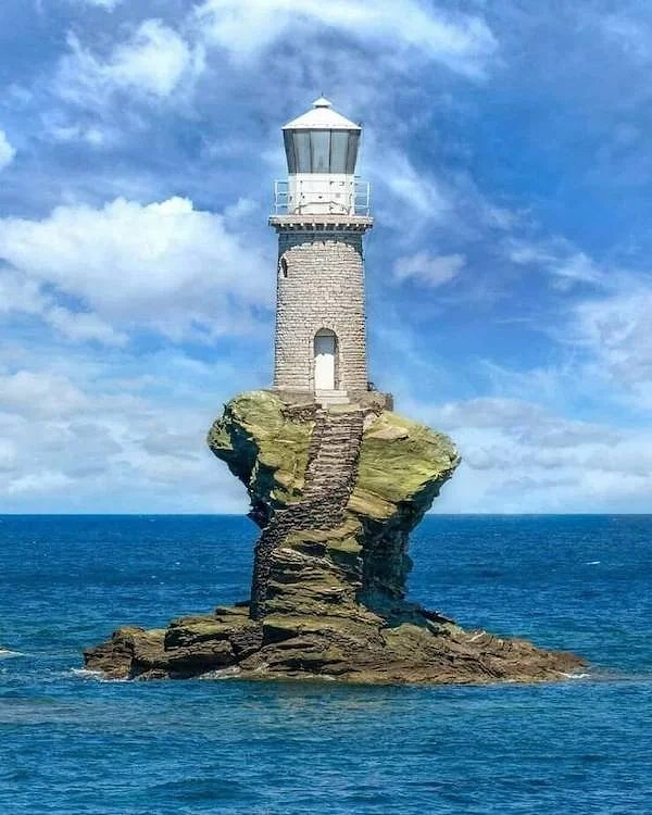 12. Хотели бы побывать на таком маяке?