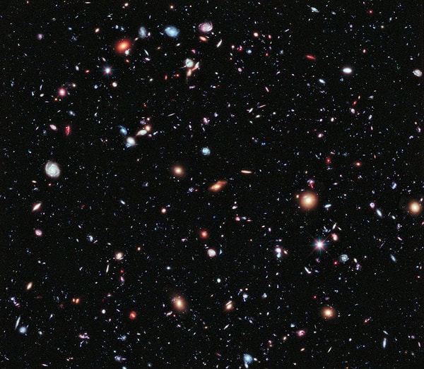 2. Сотни галактик, видимые на изображениях Hubble Deep Field (HDF), такими, какими они были 10 миллиардов лет назад.