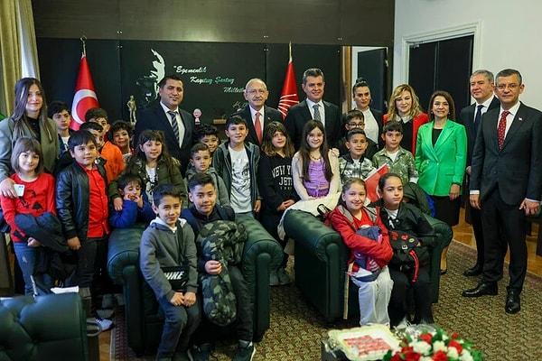 Kılıçdaroğlu, Anıtkabir ziyaretinin ardından  TBMM'deki makamında, Adıyaman ve Hatay'dan gelen depremzede çocuklarla bir araya geldi.