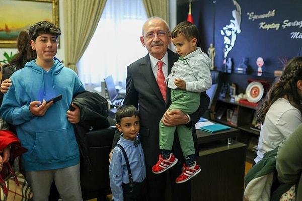 Kılıçdaroğlu, sohbet ettiği depremzede çocuklarla bol bol hatıra fotoğrafı çektirdi.
