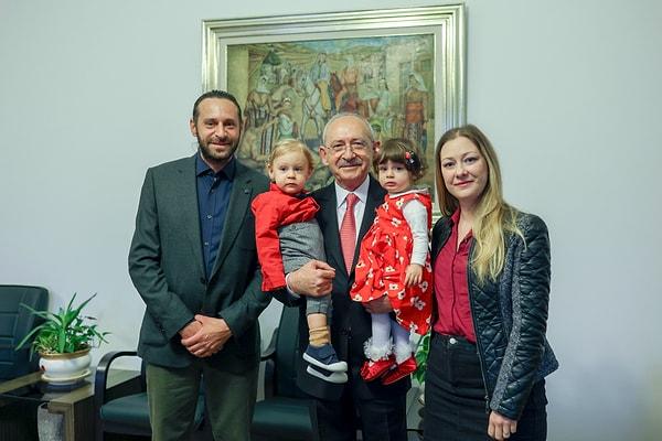 Kılıçdaroğlu geçtiğimiz gün oğlu Kerem Kılıçdaroğlu, gelini ve ikiz torunları ile poz verdi.