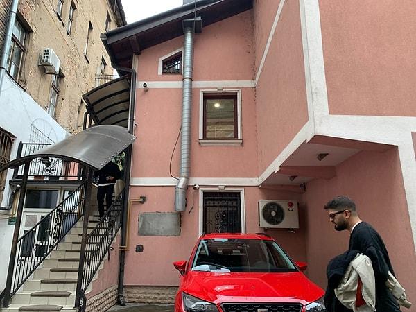 Yalnızca Saraybosna değil, Mostar'a da gitmek istediğimiz için birkaç ay önce, Yolcu360'ın Bahar Kampanyası'ndan indirimli araba kiraladık. Uçaktan iner inmez arabamızı aldık ve kalacağımız Marrakech Hotel'e gittik.