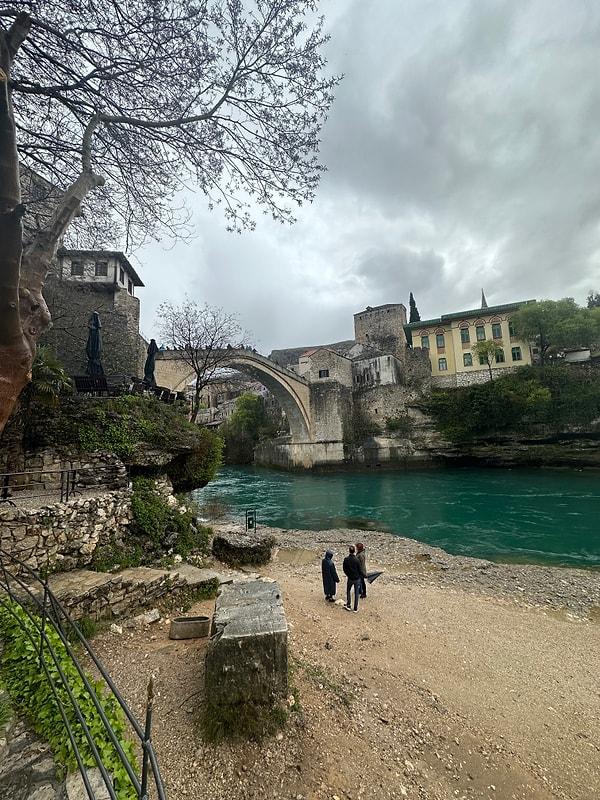 Hava biraz yağmurlu olsa da gezme aşkımızı hiçbir şey durduramadı tabii. Yağmurluklarımızı çekip Mostar Köprüsü'ne gittik.