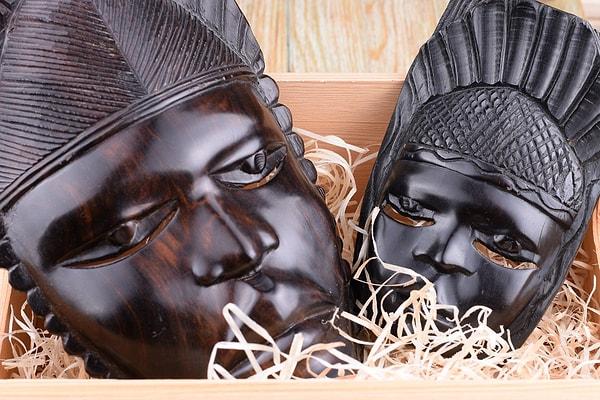 Ayrıca Afrika'dan getirilen maskeler 1910 yılından itibaren soyut imgeleri ve zengin sembolleri ile Avrupa'daki birçok sanat akımını ve sanatçıyı da etkilemektedir.