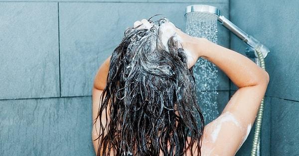 Saçı düzenli yıkamamak, hava kirliliği, aşırı nem gibi nedenlerle de deride sivilce oluşabiliyor.