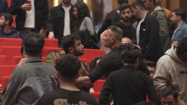 Salonda bulunan seyircilerden birinin "Kimse bana 'Ne mutlu Türküm diyene' dedirtemez" dediği için çıktığı iddia edilen kavgaya salon görevlileri tarafından müdahale edildi.