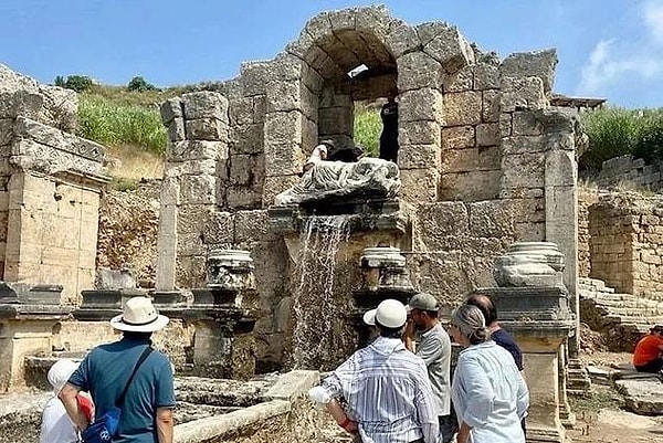 Perge Kestros fountain