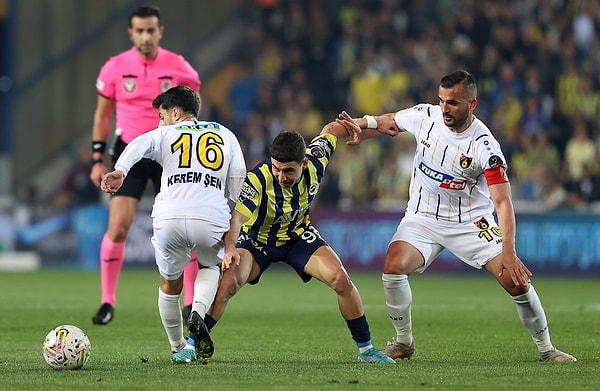 Bu sonuçla Fenerbahçe 64, İstanbulspor ise 29 puana yükseldi.