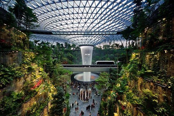 Dünyanın en iyi havalimanlarından biri olarak bilinen Changi Havaalanı ile tanışın. İçerisinde eğlence parkları, kaydıraklar ve trambolinler bulunan bu havaalanı Singapur'da yer alıyor.