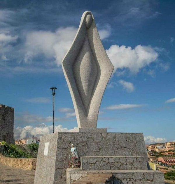 23. Предположительно, это статуя Девы Марии работы скульптора Марии Скану