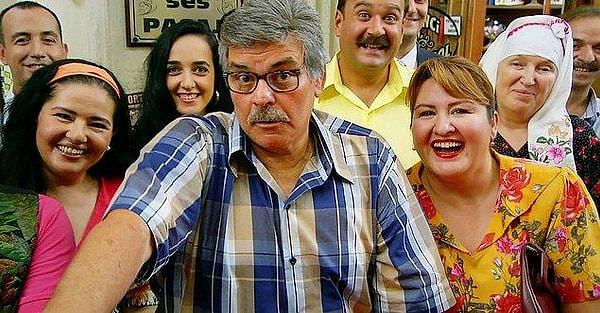 Kamu televizyon kanalı olan TRT'nin ünlü "Seksenler" dizisinde bir sahne de dikkatimizi çekiyor. 2012-2022 yılları arasında yayınlanan dizide Türkiye'nin askeri müdahaleler sonrası yaşadığı yıllar anlatılıyor.