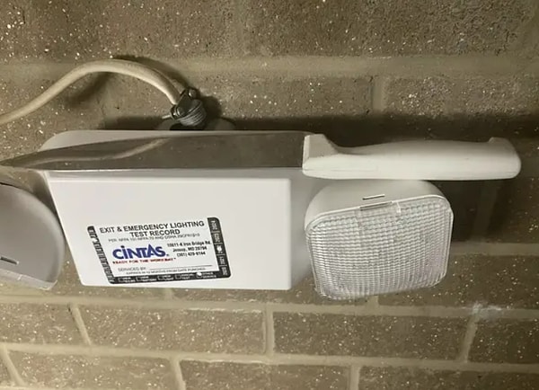 7. Кто-то положил большой нож на аварийном фонаре в нашем коридоре