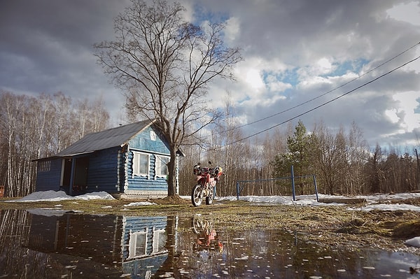 11. В этот период жители деревни проводят время на улице, гуляя и наслаждаясь первыми признаками весны.