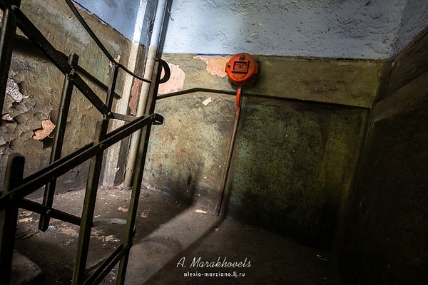 16. На ее территории ведутся работы по разборке и вывозу металлоконструкций, ворота станции периодически открываются, чтобы пропустить грузовики, набитые ржавыми металлическими деталями.