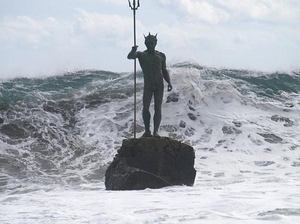 10. Son olarak denizin içinde bulunan bu efsanevi Neptün (Poseidon) heykeli hangi ülkededir?