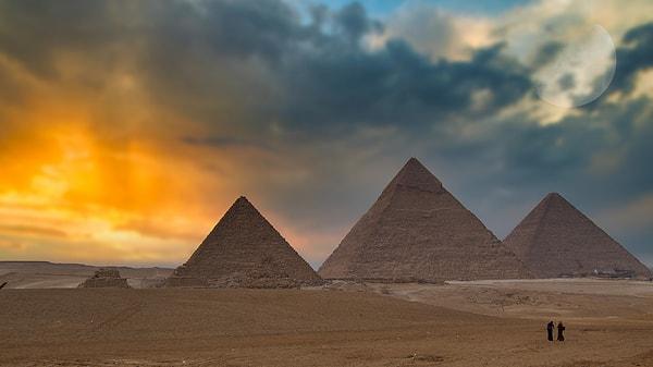 5. Milenyum'a kadar Dünya üstündeki en uzun yapılar piramitlerdi.