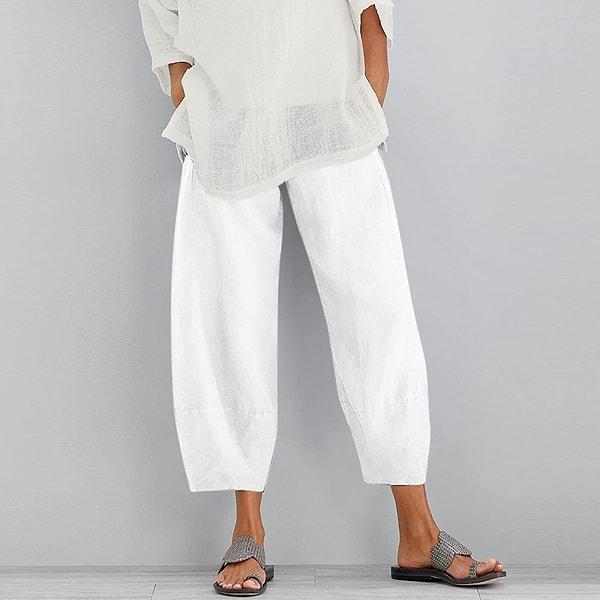 1. Bol kesim rahat ve şık bir keten pantolon, üstelik yaza en çok yakışan renk beyaz renk seçeneği ile...