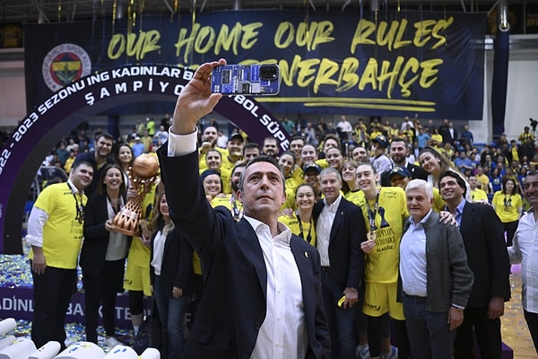 Fenerbahçe Alagöz Holding'de şampiyonluk selfie'si Ali Koç'tan geldi 🤳