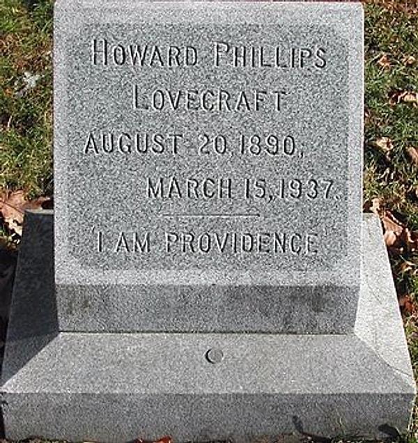 Yaşamının son yıllarında ağır acılarına rağmen hastaneye gitmeyi reddeten Lovecraft'a, 1937 yılında mide kanısı konuldu ve kısa bir süre yaşamını yitirdi. Ne yazık ki zamanının diğer sanatçıları gibi Lovecraft'ın dahiliği o öldükten sonra tanınacaktı.