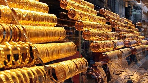 Ons altın, gün sonunda 1.990 dolardan, gram altın da Kapalıçarşı'da 1.242 TL'den karşılık buldu.