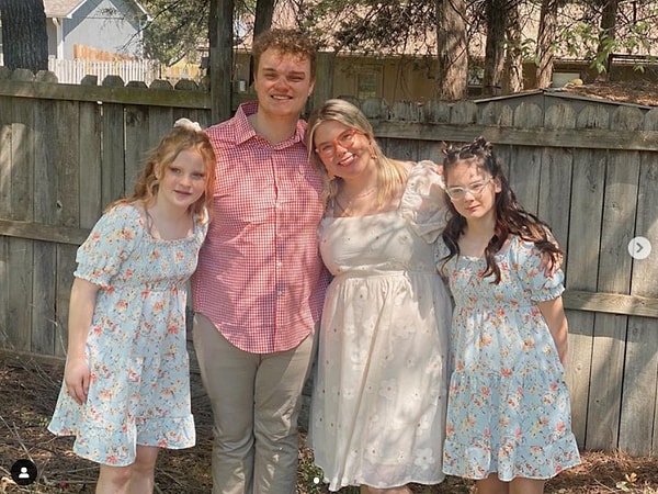 Их история началась в 2022 году, когда супруги начали работать с Департаментом по делам детей и семьи. Они хотели открыть свой дом для приемных детей, потому что им нравилось «работать с семьями и помогать людям встать на ноги»