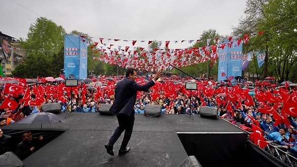 “Bursa’da yaşayan değerli ailesinin ve tüm sevenlerinin başı sağ olsun. Sinan Ateş, bu vatanın değerli evlatlarından, çok kıymetli akademisyenlerinden birisiydi'' diyen İmamoğlu, sözlerine şöyle devam etti: ''Artık yeter; eli kanlıların bu milletin kıymetli evlatlarının hayatını almasına izin vermeyeceğiz. Buradan haykırıyoruz: Adalet, adalet, adalet. Adaleti sağlamak zorundayız. Size söz, sağlayacağız.''