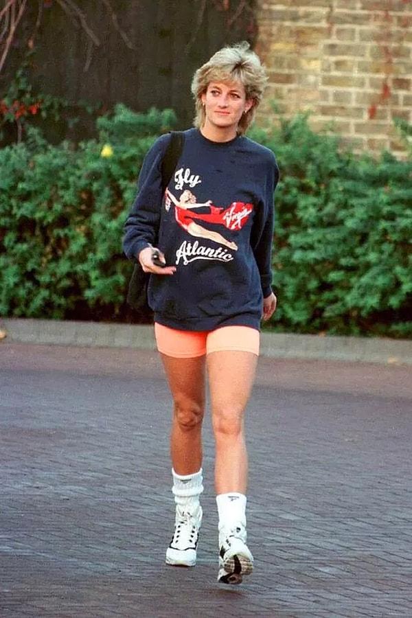 Prenses Diana'nın tercihlerinden biri olan oversize sweatshirtler de yine basketbol rüzgarının moda dünyasına yansımalarından biri olmuştu.