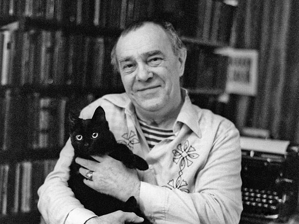 10. Какое из этих произведений написал Валентин Пикуль?