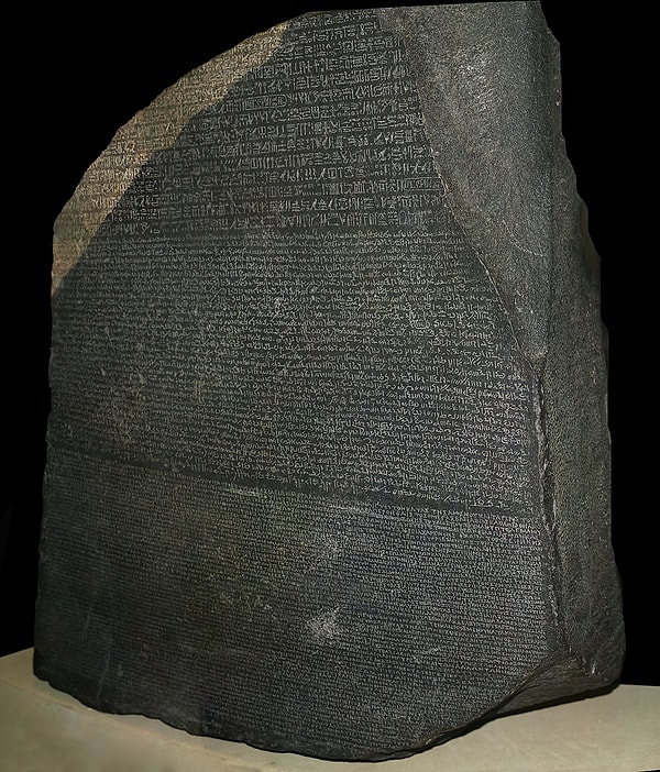 Rosetta Taşı, antik Mısır dillerinin ve hiyeroglif yazının çözülmesinde büyük öneme sahip tarihi bir arkeolojik buluntudur.