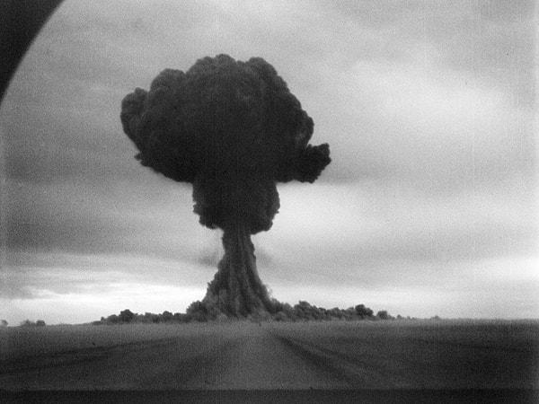 Yoksa SSCB bu yarışı kaybediyor muydu? Daha değil. Saharov’un da olduğu Sovyet ekibi, Amerikalıların radyasyon patlamalı bomba konseptini benimsedi ve 1955’te ilk hidrojen bombasını başarılı bir şekilde patlattı. Saharov başarmıştı!