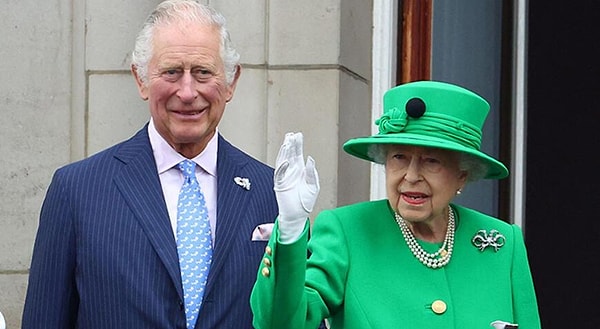 İngiltere Kraliçesi II. Elizabeth’in geçtiğimiz sene vefat etmesinin ardından oğlu Charles tahta geçti bildiğiniz üzere. Kral Charles’ın taç giyme töreni ise 6 Mayıs 2023 tarihinde yapılacak.