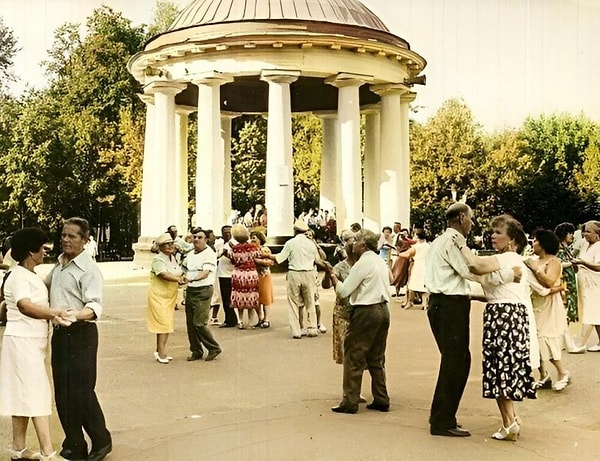 17. Танцы в Парке имени Горького (1980-е годы).