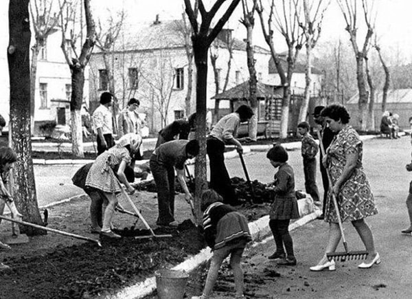 8. После распада СССР традиция проведения субботников сохранилась в некоторых странах, в том числе в России.