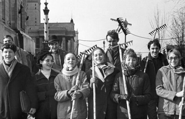 10. Субботники проводились не только в выходные, но и в рабочие дни (ни будние, ни праздничные дни исключениями не являлись).